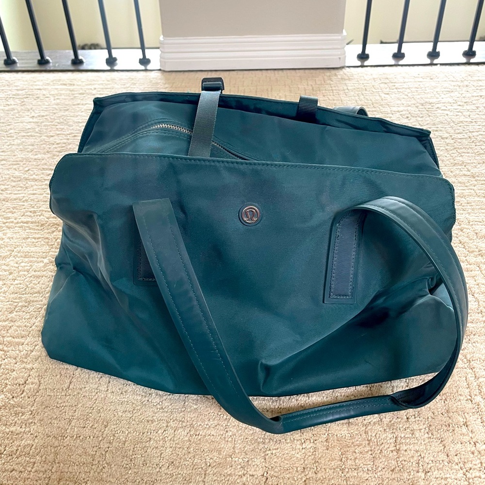 Lululemon bag, teal, great condition. Only used a couple of times!